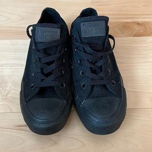 Like new, black canvas, low-top Converse
